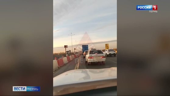Возле Красавинского моста образовалась огромная пробка