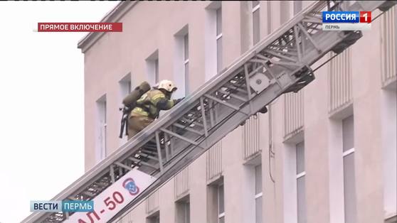 Учения МЧС: загорелся ДК им. Кирова, людей эвакуировали