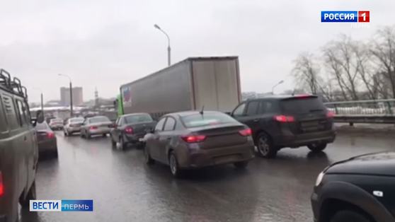На путепроводе Стаханова-Чкалова утром образовалась гигантская пробка