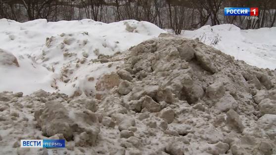 На берегу Мулянки начали убирать несанкционированную снежную  свалку