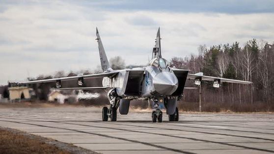 Военные опровергли сообщение об аварийной посадке истребителя в Перми
