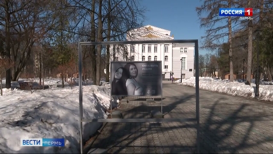 В сквере у оперного театра вандалы снова разгромили фотовыставку
