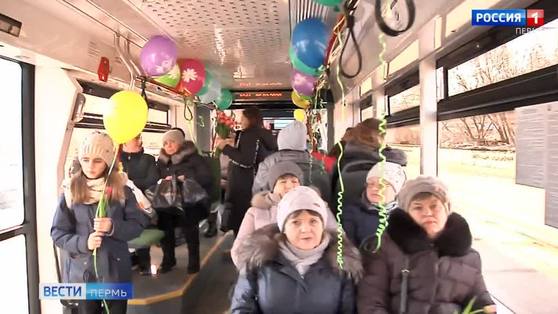 В честь 8 марта в трамвае "Лев" дарили цветы и читали стихи