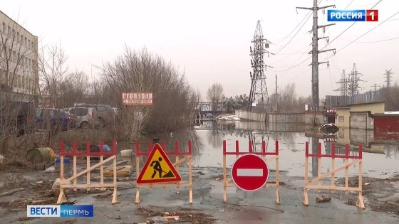 На улице Вишерская продолжаются аварийно-ремонтные работы