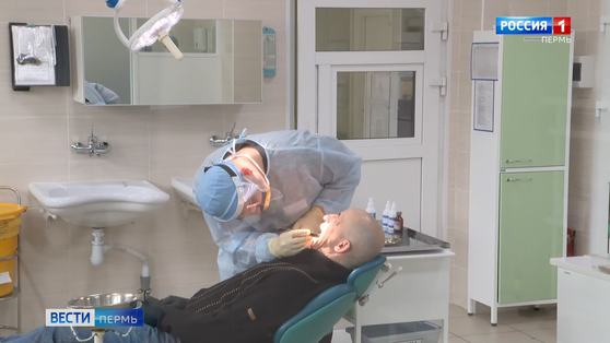 К пациентам старше 65 лет стоматологи выезжают на дом