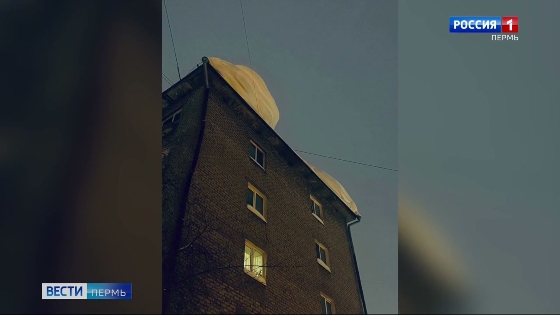 Снежные глыбы и сосульки: пермяков подстерегает опасность сверху