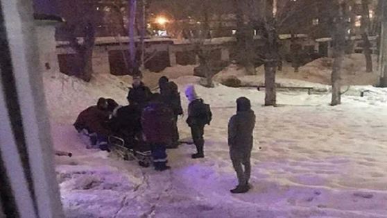 В Перми на школьников упала глыба льда с крыши