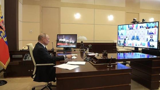 Владимир Путин проводит совещание с главами регионов по борьбе с распространением коронавируса в России