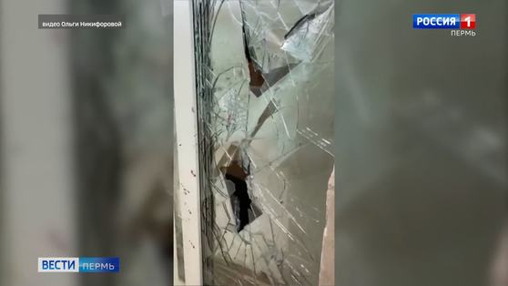 Такой вот капремонт: подвыпившие рабочие разбили 22 окна