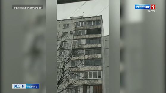 А снег не знал и падал: технику безопасности при уборке крыш соблюдают не везде