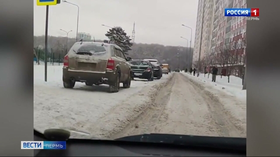 Жильцы "Арсенала" жалуются на заваленные снегом дороги