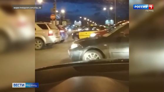Неработающий светофор парализовал движение на перекрестке бульвара Гагарина и ул. Старцева
