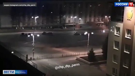 Очевидцы сняли ночной дрифт у здания краевой прокуратуры