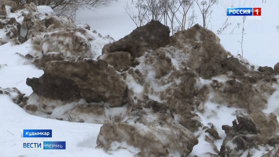 В Кудымкаре берег реки Олыч завалили грязным снегом