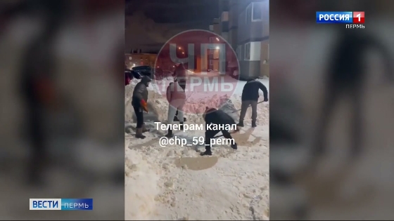 В микрорайоне Ива Спортивная жильцы самостоятельно расчистили придомовую территорию ото снега