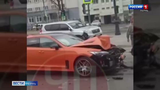 Возле ЦУМа в Перми столкнулись два автомобиля
