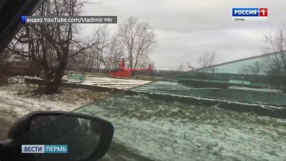 В саду имени Гоголя приземлился вертолет