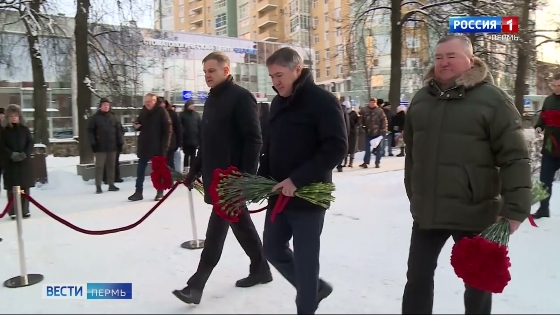 У памятника «Солдат России» состоялась торжественная церемония возложения цветов