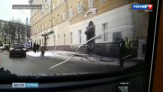 Заграждение не спасло: бабушка и внучка пострадали во время уборки снега с крыши