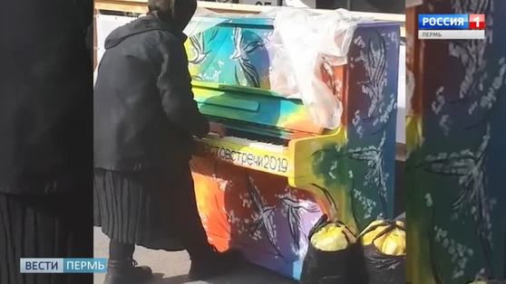 Видео: бабушка сыграла на уличном пианино возле оперного театра
