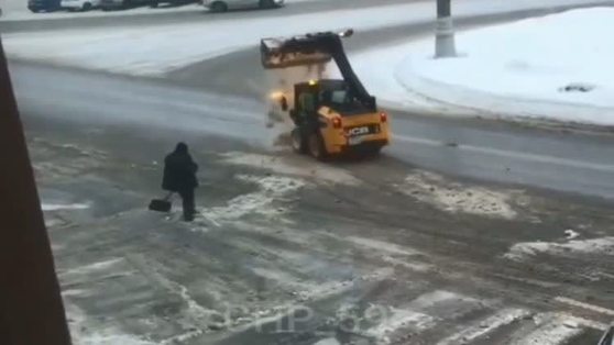 "Чертов гений!" Пермяки в соцсетях обсуждают видео уборки снега в центре города 