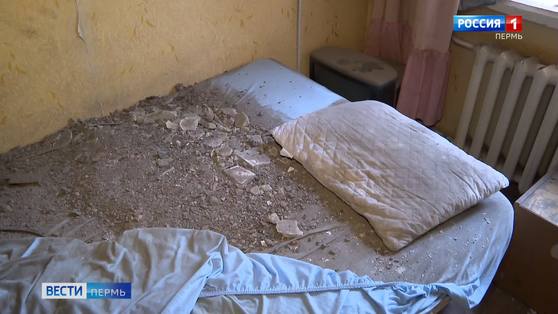 В Перми в аварийном доме обрушился потолок