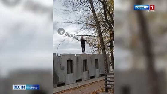 Суд назначил наказание женщине, танцевавшей на памятнике ветеранам