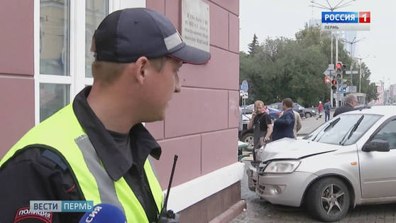 В здание администрации Перми врезался автомобиль