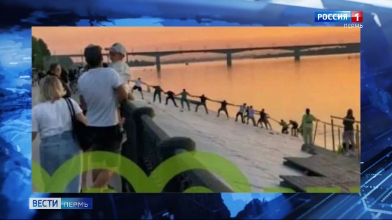 В Перми на набережной спасли упавших в воду мальчиков