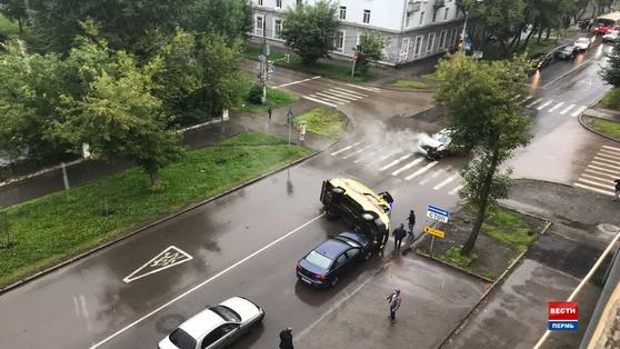 В Перми перевернулась машина скорой помощи 