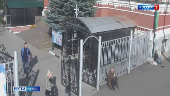 Ограбил пенсионерку и пошёл в церковь. Полиция устанавливает личность подозреваемого
