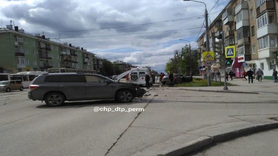 В Перми столкнулись внедорожник и легковой автомобиль