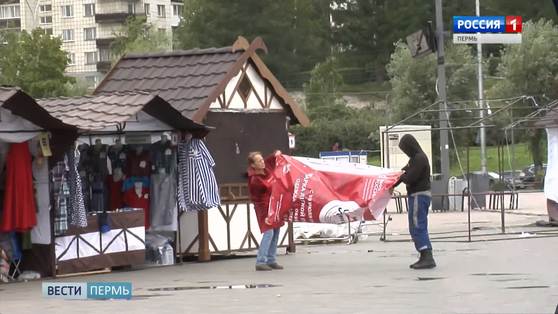 Порыв ветра у Театра-Театра разметал торговые палатки