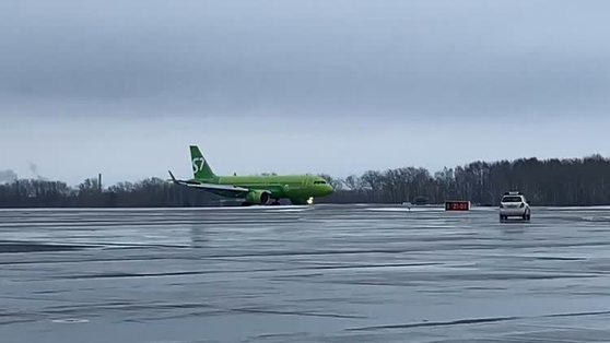 Самолет "Новосибирск-Москва" сел в Перми из-за сообщения о бомбе на борту