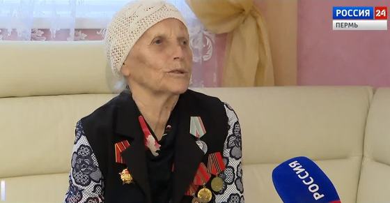 Труженице тыла Лидии Черепановой вручили медаль к 75-летию Победы